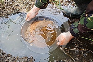 plate for rinsing rock in search of gold