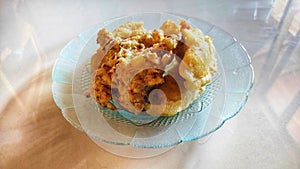 a plate of simple snacks, namely fried bananas and bakwan served during the day