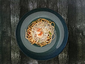 a plate of spaghetti aglio olio