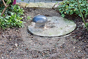 Plate and ventilation of a septic tank