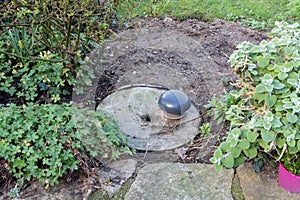 Plate and ventilation of a septic tank