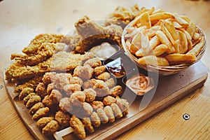 Plateau with various types of fried meat