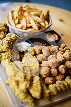 Plateau with various types of fried meat