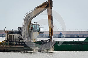 CONSTRUCTION WORK IN A SEAPORT