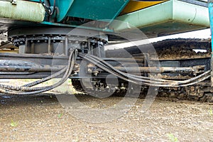 platform slewing mechanism and undercarriage and tracked construction machinery standing on a construction site