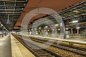 Platforms of the Paris-Est station at night