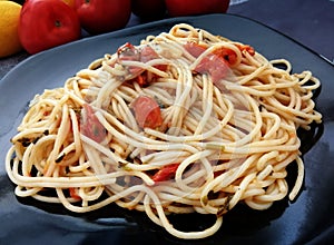 Plato de sapaguetti con tomate y albahaca photo