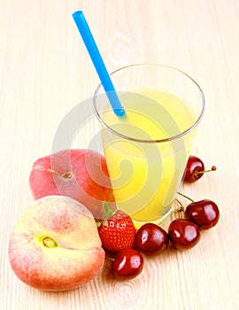 Platt peach, cherries, strawberry and juice in glass