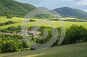 Obec Plavecké Podhradie v doline pod Malými Karpatmi, Slovensko