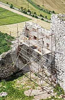 Plavecký hrad na Slovensku, zřícenina s lešením, výletní cíl