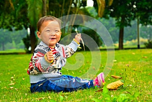 Play alone the little girl was glad to bristlegrass(Asia, China, Chinese)