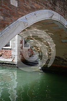 Jugar de las luces sobre el puente 