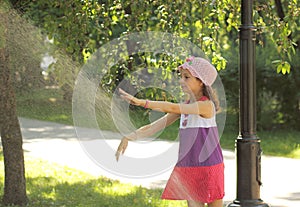 Play with the spray fountain