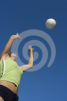 Jugar vóleibol 