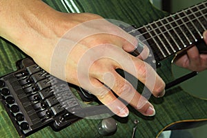 Playing electric guitar with floydrose technic