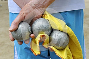 Playing jeu de boules