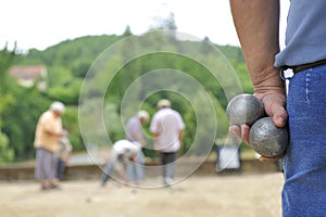 Playing jeu de boules