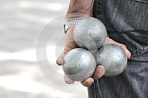 Playing jeu de boules