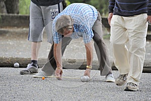 Playing jeu de boules