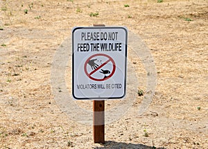 Please do not feed wildlife sign