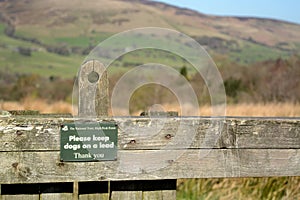 Please keep dogs on a lead sign