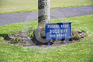 Please keep dogs off the grass sign