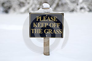 Please keep off the grass sign