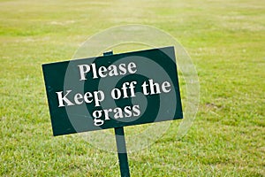 Please keep off the grass sign