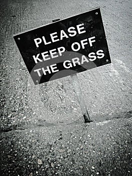 Please keep off the grass sign