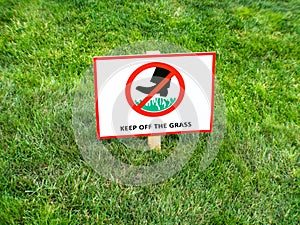Please keep off the grass sign attention