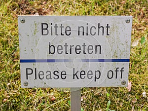 Please keep off from the grass sign