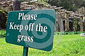 Please keep off the grass sign.