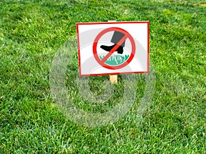 Please keep off the grass sign attention