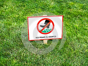 Please keep off the lawn sign in Spanish language. NO PISAR EL CESPED.