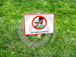 Please keep off the lawn sign in Spanish language. NO PISAR EL CESPED. photo