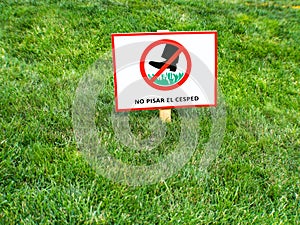 Please keep off the lawn sign in Spanish language. NO PISAR EL CESPED. photo