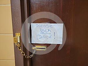 please lock door note on bathroom door with chain