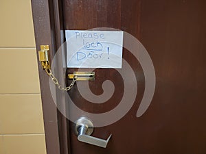 please lock door note on bathroom door with chain