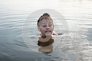 Placer hermoso pequeno nadar en azul Agua apoyarse en afuera de Agua a sonrisa. adolescente tiene cálido el clima 