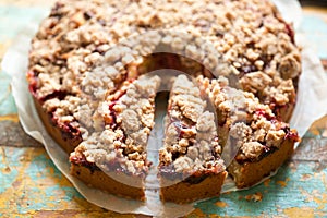 Plum cake with crumble & cinnamon