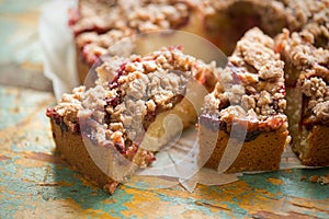 Plum cake with crumble & cinnamon