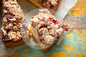 Plum cake with crumble & cinnamon