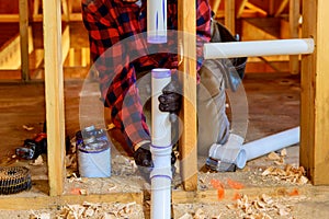 Plumber glue white pipe, a mount new plastic drain on new home