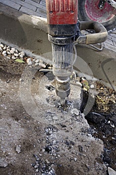 Pneumatic plugger hammer