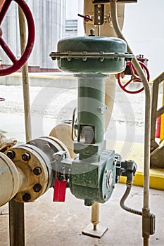 Pneunatic flow control valve for industrial refinery or chemical plant