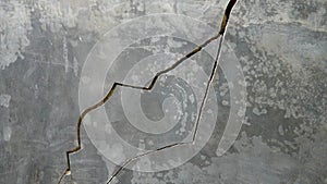 A pnoto of crack on the wall