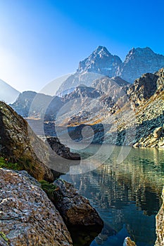 Il suo maestà laghi picchi un la valle da Questo favoloso montagna da Alpi 