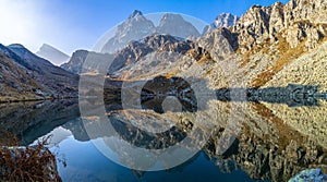 Il suo maestà laghi picchi un la valle da Questo favoloso montagna da Alpi 