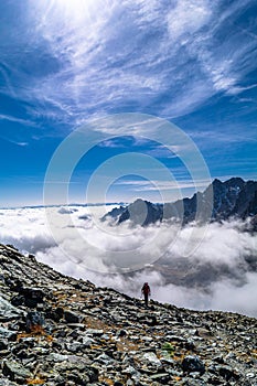 Il suo maestà laghi picchi un la valle da Questo favoloso montagna da Alpi 