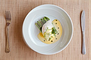 Poached egg with hollandaise sauce and asparagus